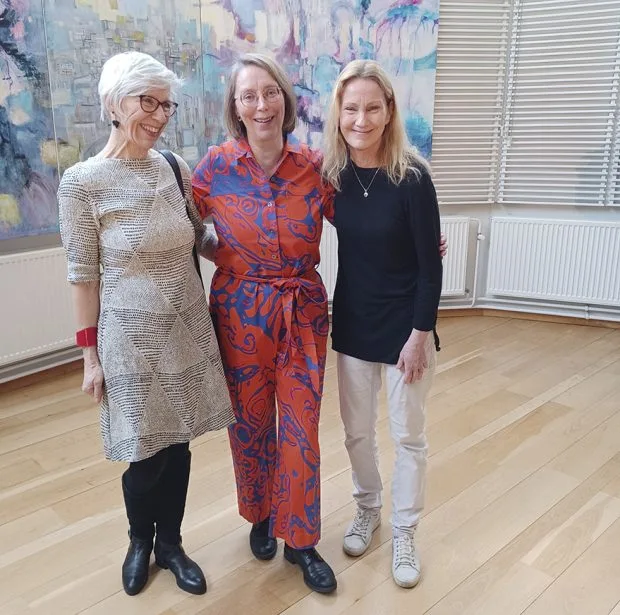 Kuvassa Aino Favén, Tiina Karhu ja Anna Wilhelmus. Taustalla seinällä oleva maalaus on Anna Wilhelmuksen triptyykki. Kuva: Kaija Poijula