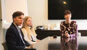 Vuosaarelaiset koululaiset pääsivät päiväksi kansanedustajiksi Nuorten parlamenttiin. Päivän lopuksi vuosaarelaisnuoret tapasivat kansanedustaja Eveliina Heinäluoman. Kuvassa vasemmalta Oskar Suominen, Kia Kosonen ja Eveliina Heinäluoma.