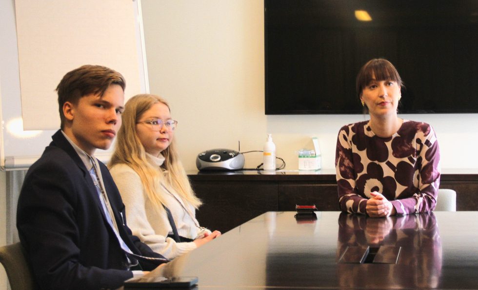 Vuosaarelaiset koululaiset pääsivät päiväksi kansanedustajiksi Nuorten parlamenttiin. Päivän lopuksi vuosaarelaisnuoret tapasivat kansanedustaja Eveliina Heinäluoman. Kuvassa vasemmalta Oskar Suominen, Kia Kosonen ja Eveliina Heinäluoma.