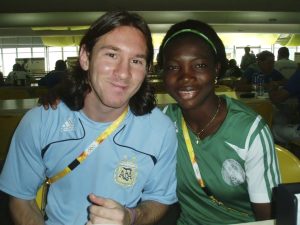 Pekingin olympialaisissa vuonna 2008 pelatessaan Nigerian maajoukkueessa Yusuf pääsi vaihtamaan Lionel Messin kanssa kuulumiset. – Vaikka hän oli jo tuolloin supertähti, hän oli erittäin nöyrä ja ystävällinen, Yusuf kehuu. Kuva: Ayisat Yusufin kotialbumi