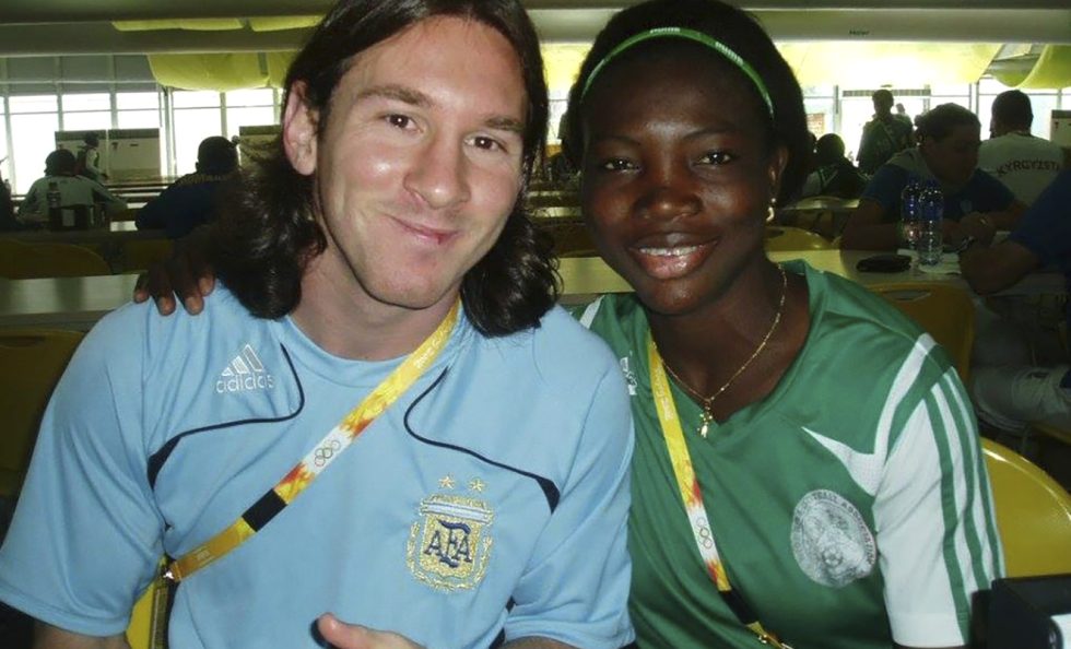 Pekingin olympialaisissa vuonna 2008 pelatessaan Nigerian maajoukkueessa Yusuf pääsi vaihtamaan Lionel Messin kanssa kuulumiset. – Vaikka hän oli jo tuolloin supertähti, hän oli erittäin nöyrä ja ystävällinen, Yusuf kehuu. Kuva: Ayisat Yusufin kotialbumi