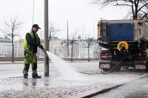 Katujen kevätsiivous kestää tavallisesti vähintään kuusi viikkoa. Kuva: Roni Rekomaa