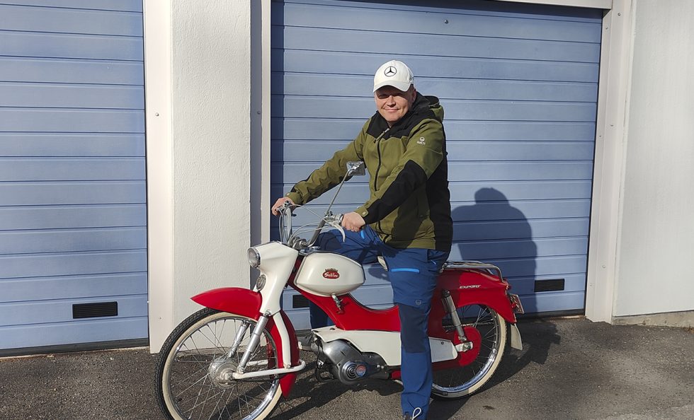 Marko Puranen on kunnostanut isänsä aikoinaan itselleen ostaman Solifer Exportin vuosimallia 1965. Museorekisterissä oleva menopeli odottaa kuivia ajokelejä.