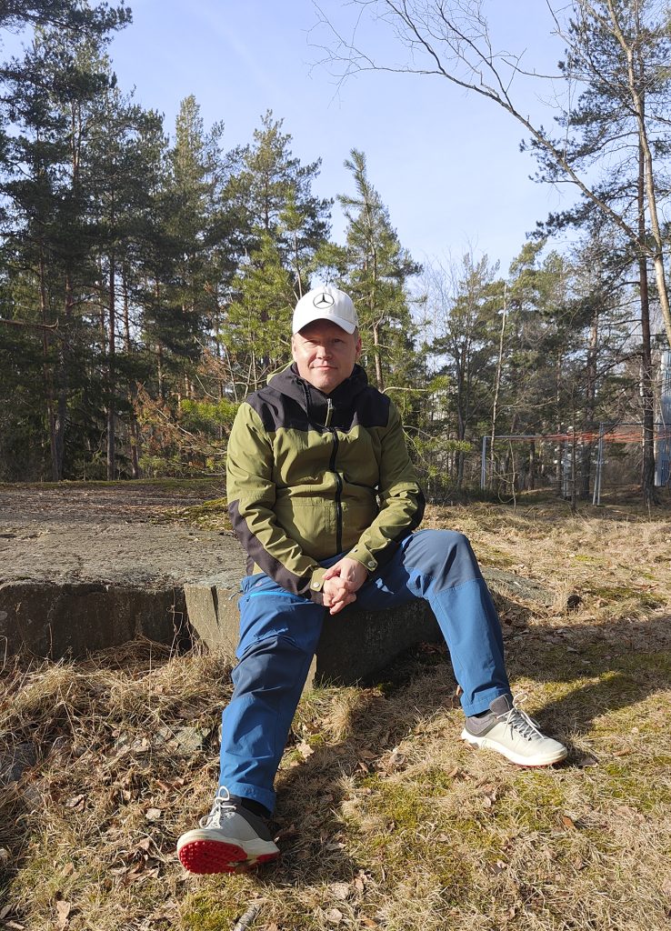 Suunnittelija Marko Puranen, 50, viihtyy kotinsa viereisellä Vanttikalliolla.