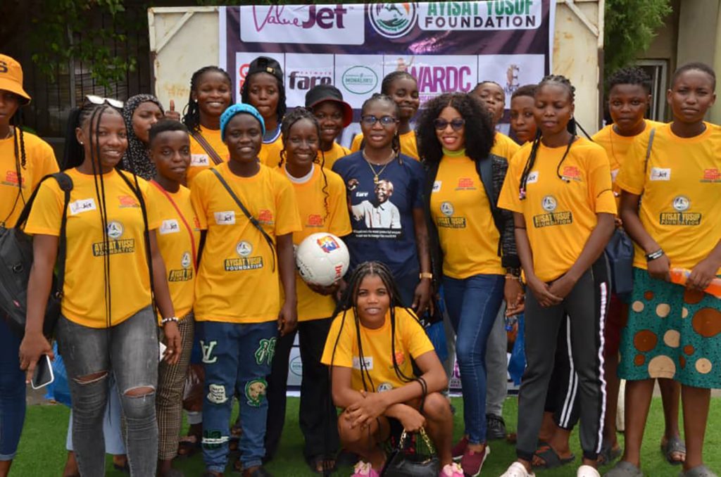 SheFootball-säätiön jalkapalloilijoiden kanssa Nigeriassa. Säätiön toimintaan voi tutustua osoitteessa shefootball.com Kuva: Ayisat Yusufin kotialbumi