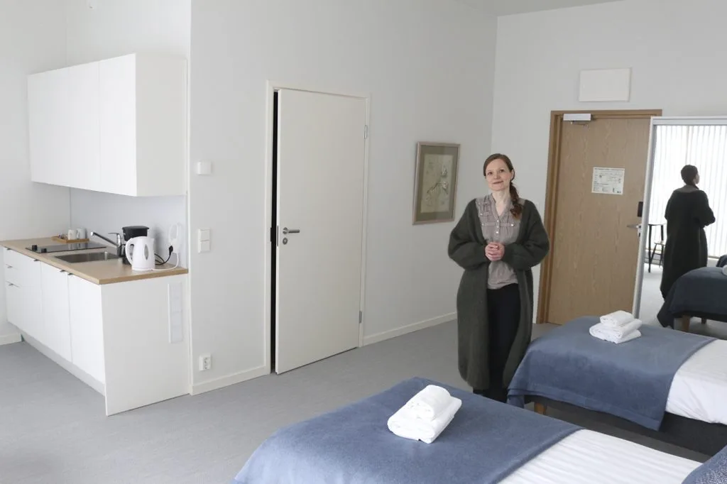 Asiakkuuspäällikkö Inna Tölli esittelee Sofian uutta, keittiöllistä hotellihuonetta.
