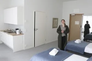 Asiakkuuspäällikkö Inna Tölli esittelee Sofian uutta, keittiöllistä hotellihuonetta.