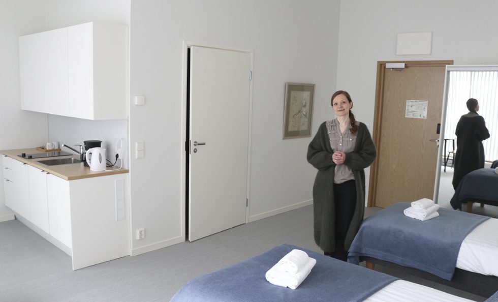 Asiakkuuspäällikkö Inna Tölli esittelee Sofian uutta, keittiöllistä hotellihuonetta.