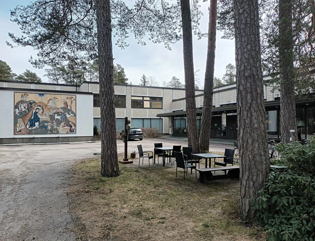 Hotellin uudet huoneet ovat valmistuneet kahteen kerrokseen kuvan keskellä olevaan osaan.
