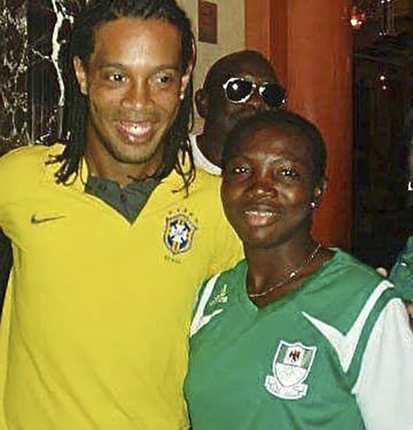 Ronaldinho ja Ayisat Yusuf Pekingin olympialaisissa 2008. Kuva: Ayisat Yusufin kotialbumi