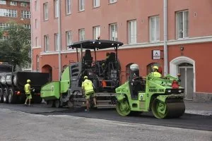 Kadun asfaltointia Vilhovuorenkadulla. Kuva: Elli Pukkinen