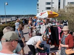 Aurinkolahden rantabulevardilla oli tungosta.