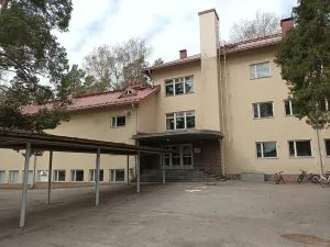 Vuonna 1950 valmistunut koulu on huonossa kunnossa.