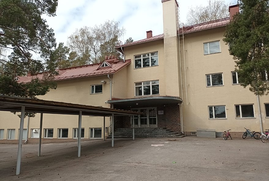 Vuonna 1950 valmistunut koulu on huonossa kunnossa.