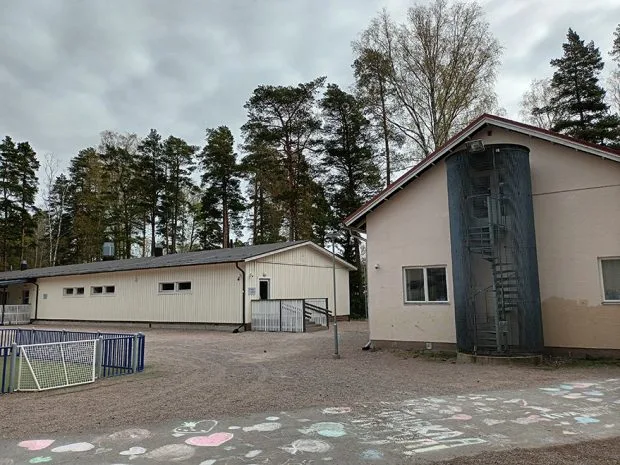 Tällä hetkellä osa väistötiloissa on pihan paviljongissa (vasemmalla). Oikealla oleva vanha rakennus puretaan, samoin paritalo Heteniityntien varrella.