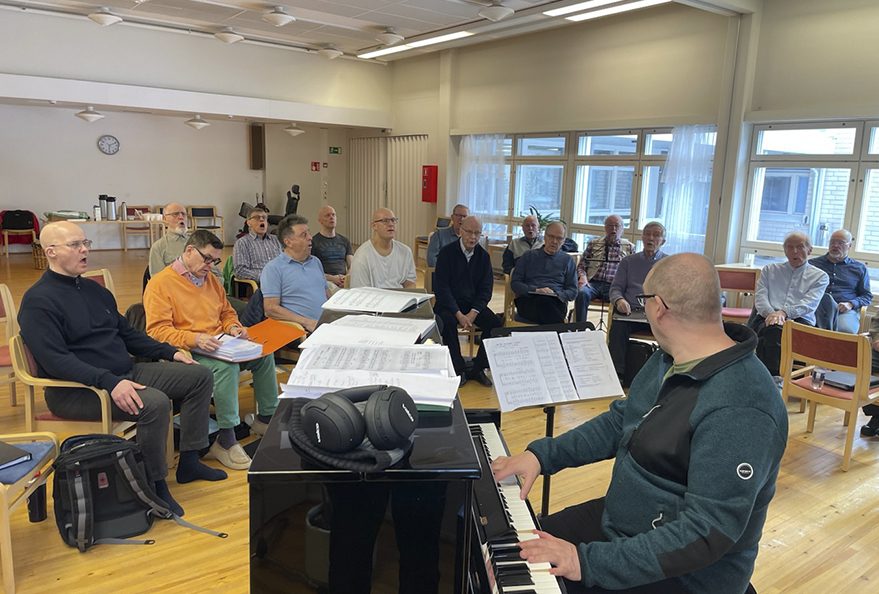 Lauluveljet harjoittee Helander-kodissa.