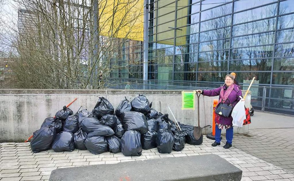 Yksistään kirjaston talkoopisteeseen kertyi 49 suursäkkiä roskaa, jotka Stara kuljetti talkoiden jälkeen pois.