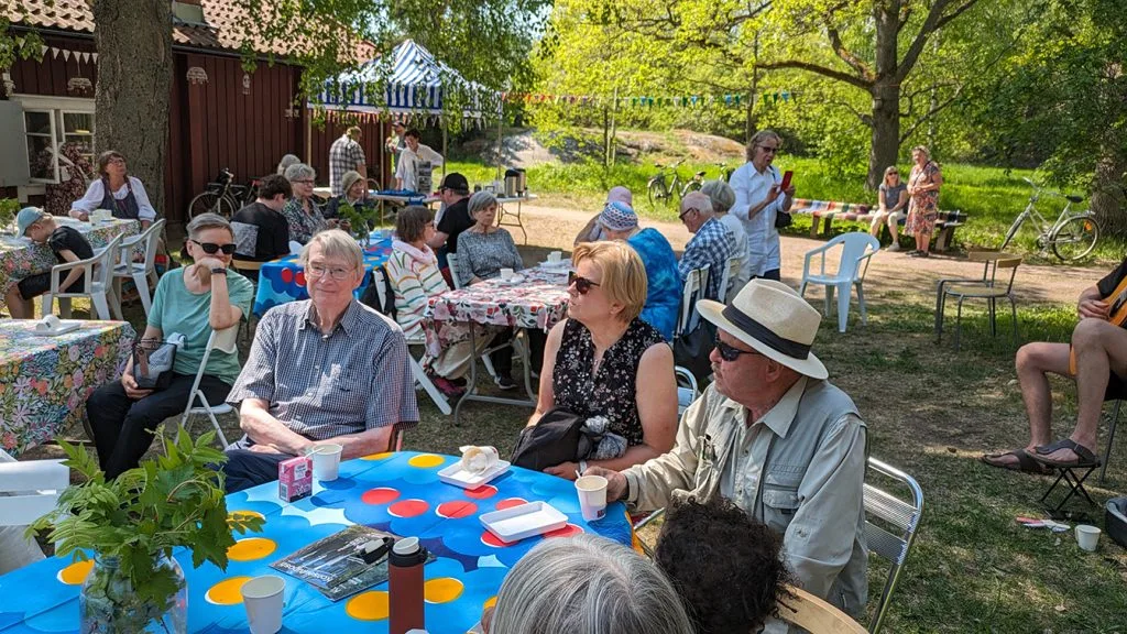Kaunis sää suosi Vuosaari-Seuran Sjökulla-päivää lauantaina 25.5. Sjökullan torpalla Linnut liversivät ja klassinen musiikki soi ns. flamencokitaran avulla Sakari Savolan esittämänä. Terveisin, Matti Pöhö