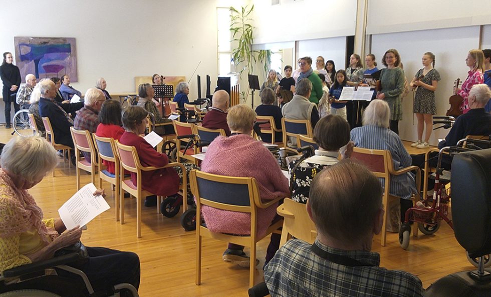 Lions Club Soihdut järjesti äitienpäivän aattona 11.5. musiikkihetken Helander-kodissa.
