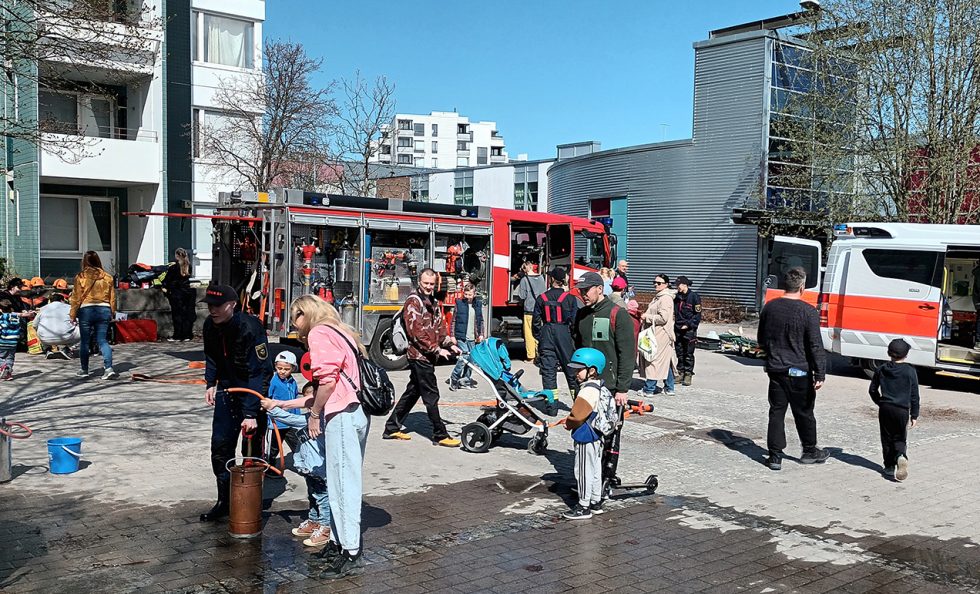 Ambulanssi, paloauto ja tehtäväpisteet kiinnostivat varsinkin lapsia. Kävijöitä oli noin 500.