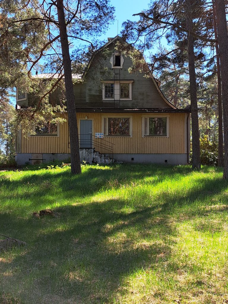 Wikströmin huvila on osittain suojeltu, ja siinä on viimeksi ollut lasten leiritoimintaa.