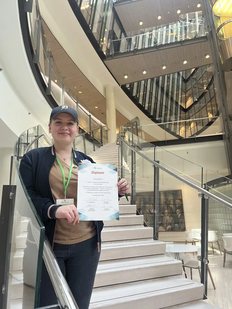Aurinkolahtelainen Anna Kukova Metsävisan finaalin jälkeen perjantaina 24.5. Metsävisan diplomin kanssa. Kuva: Anna Kukovan kotialbumi