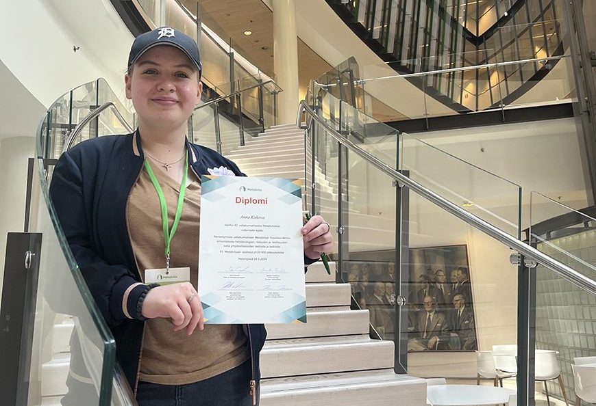 Aurinkolahtelainen Anna Kukova Metsävisan finaalin jälkeen perjantaina 24.5. Metsävisan diplomin kanssa. Kuva: Anna Kukovan kotialbumi