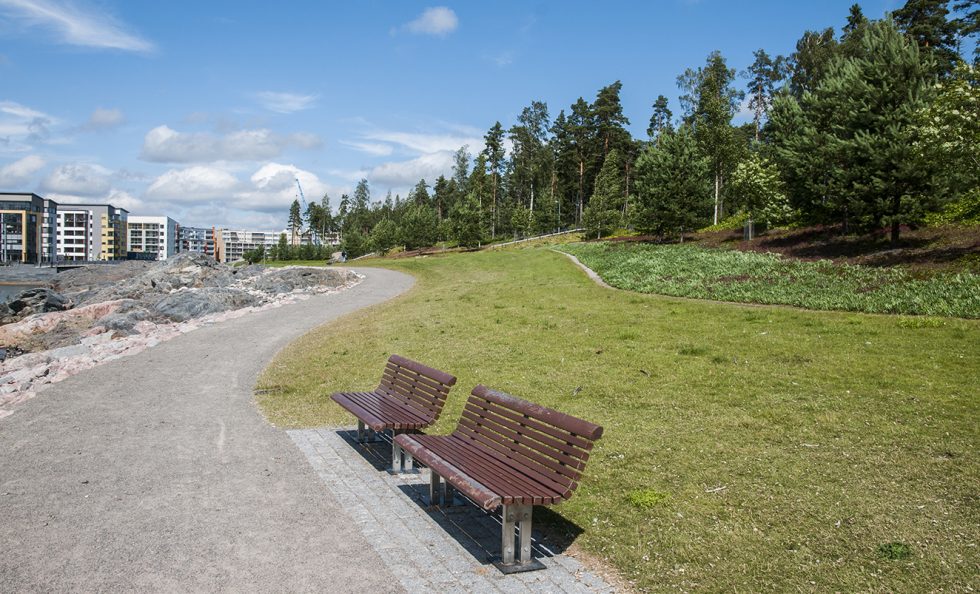 Pelissä pelaajat merkitsevät löytämiään puistonpenkkejä ja roska-astioita kartalle ottamalla niistä valokuvia. Hemmo Rättyä