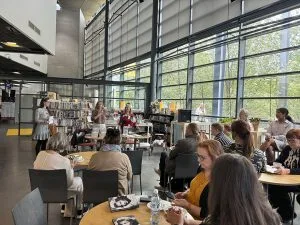 Kirjan julkistamistilaisuus pidettiin Kahvila Pokkarissa 8.6