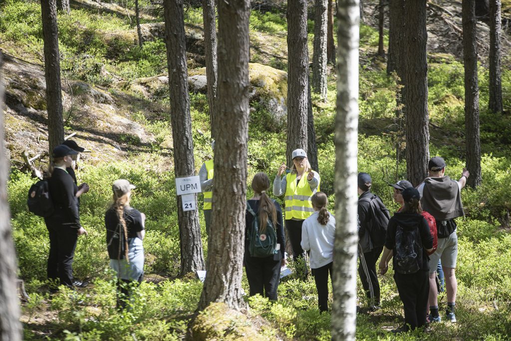 Metsävisan finalisteja Solvallassa metsässä tehtävärastilla. Kuva: Vilma Issakainen