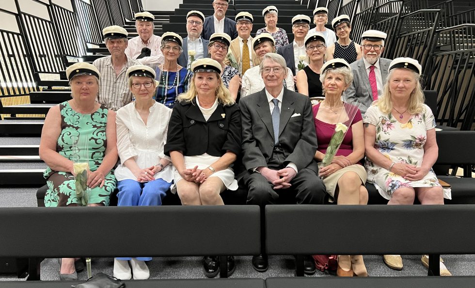 VYK:n vuoden 1974 riemuylioppilaiden lakitus 1.6.2024 Vuosaaren lukiossa. Alarivi vasemmalta: Kirsti Raninen, Virve Pilto, Arja Kainu, 8A:n luokanvalvoja Jyrki Lohi, Johanna Lindner, Terttu Backman. Toinen rivi vasemmalta: Kai Melasniemi, Satu Suhonen, Riitta Virtanen, Merja Volkov, Minna Luomi, Jarmo Voutilainen. Kolmas rivi vasemmalta: Eero Harju, Esa Sirkkunen, Risto Salmia, Jukka Laanti, Anna Lönnström. Takarivi: Timo Honkanen, Pirjo Saarnisuo, Leena Lajaste. Kuva: Jussi Anttonen