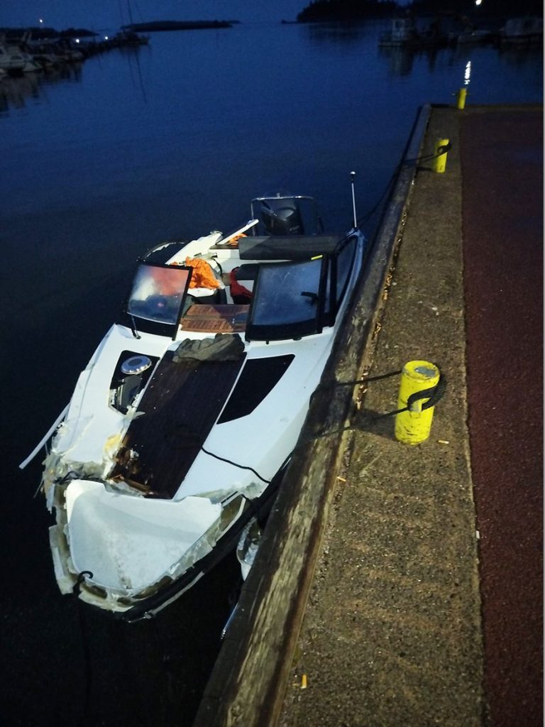 Merivartiosto hinasi veneen Vuosaareen laituriin. Kuva: Suomenlahden merivartiosto