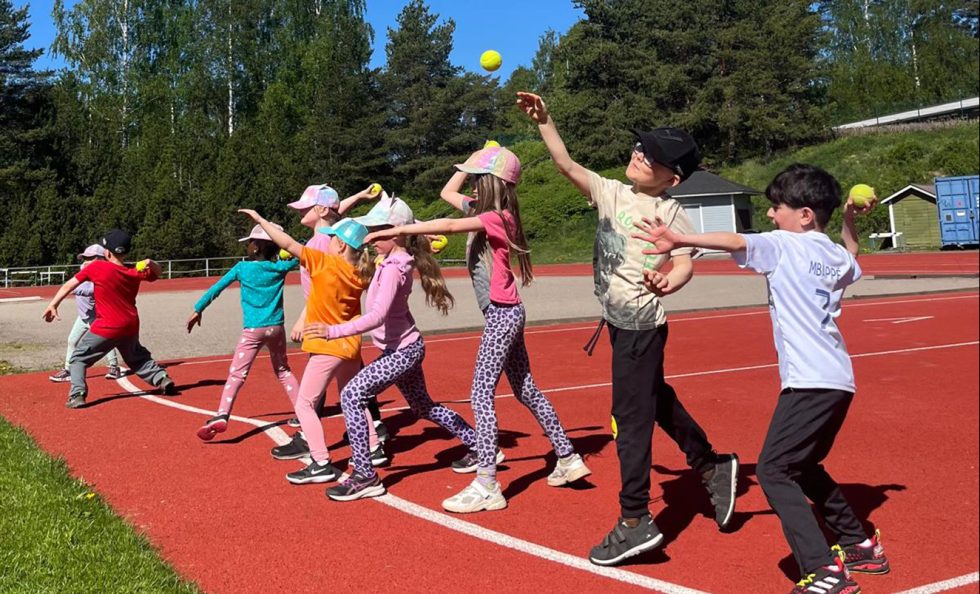 Päiväkoti Kanavan eskariryhmät Laineet ja Mainingit palloharjoittelun parissa.