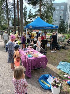 Elojuhlien myynti- ja esittelypöydiltä sai monenlaista hengen ja ruumiin ravintoa. Kuva: E.H.