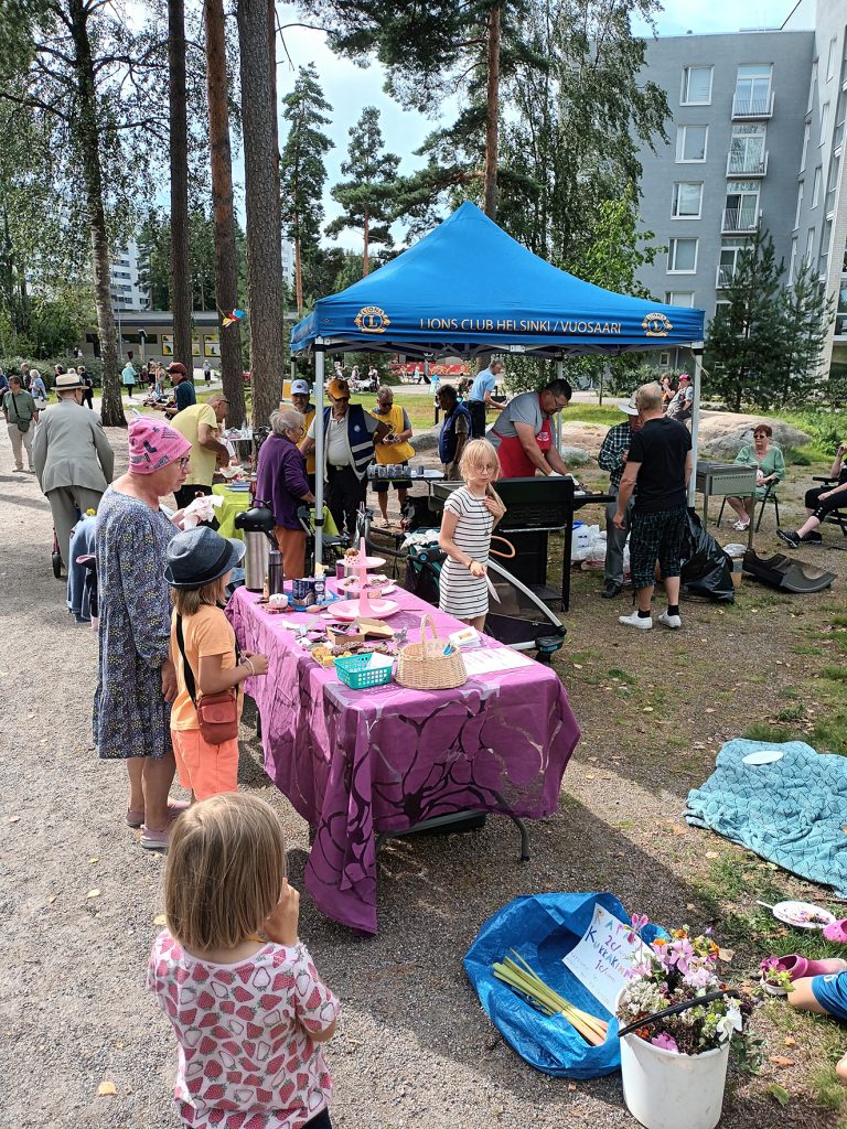 Elojuhlien myynti- ja esittelypöydiltä sai monenlaista hengen ja ruumiin ravintoa.                                                                             Kuva: E.H.