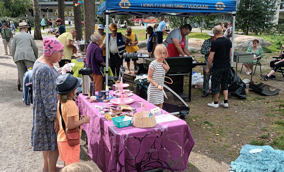 Elojuhlien myynti- ja esittelypöydiltä sai monenlaista hengen ja ruumiin ravintoa. Kuva: E.H.