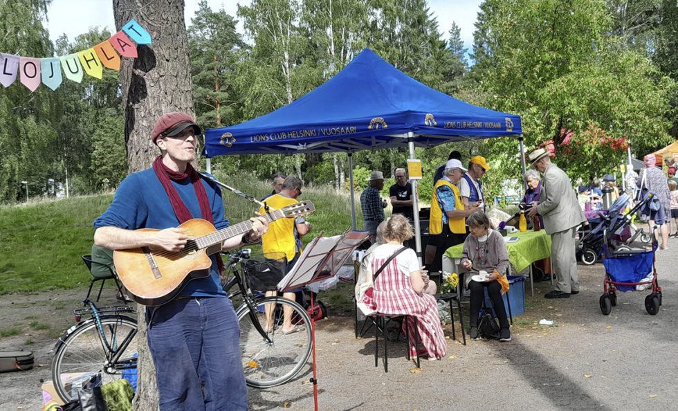 Yhteisömuusikko Yusuf viihdytti yleisöä ja Vuosaaren Lions Club tarjoili mahalle täytettä. Kuva: Matti Pöhö