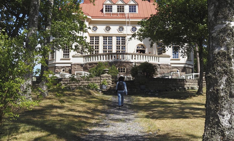 Kivisaaren päärakennus Merilinna on Eliel Saarisen 1918 suunnittelema. Saari toimi vuoteen 2023 saakka suosittuna rippikouluna.