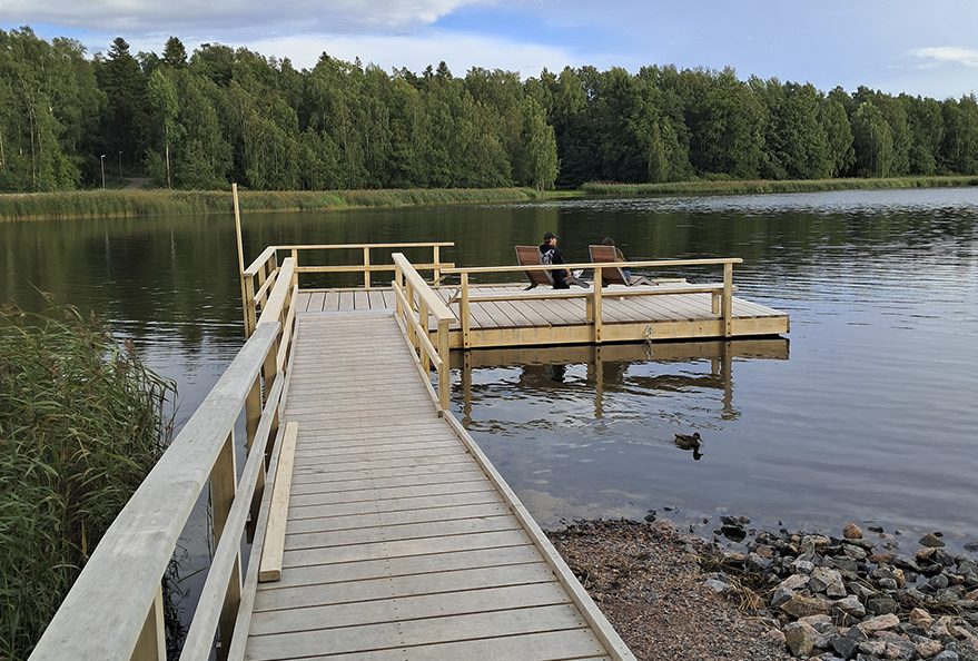 Vartiokylän oleskelulaituri rakennettiin OmaStadin idean pohjalta. Kuva: Aku Honkanen