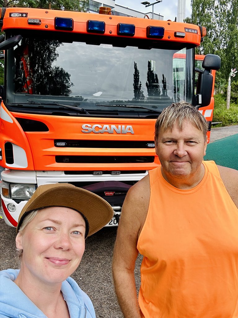 Kuvassa ohjaajat Suvi ja Ransu sekä Pakinkylän VPK:n paloauto.