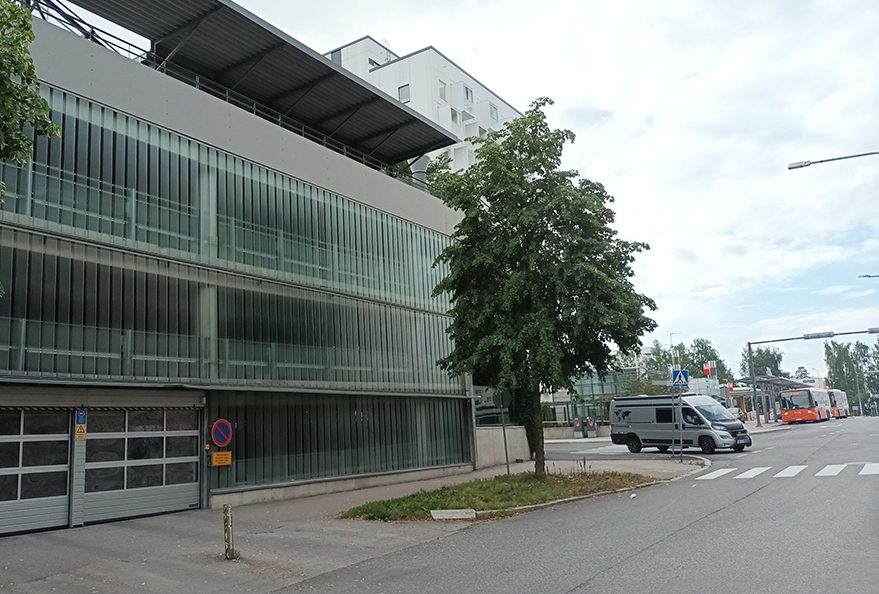 Kolme henkilöautoa tuhoutui tulipalossa sunnuntaiyönä 4.8. Rastilankalliossa metroaseman ja leirintäalueen välissä olevassa parkkihallissa. Poliisi tutkii paloa.