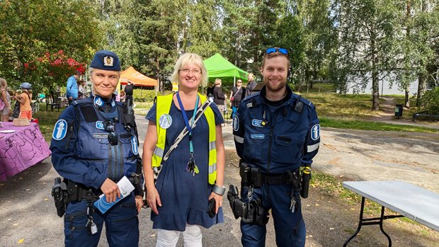 Kuvassa keskellä tämän kuten monien muidenkin tapahtumien järjestelijänä kunnostautunut yhdyskuntatyöntekijä Minna Suoknuuti vierellään poliisit  Kristiina Komulainen ja Juha Kotkanen poliisin ennalta estävää työtä tekevästä ryhmästä.Kuva: Matti Pöhö