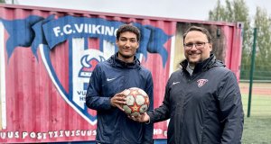 Kuvassa FC Viikinkien Joel Oris ja FC Viikinkien puheenjohtaja Samuel Paananen.