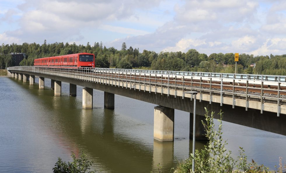Vartiokylänlahden ylittävä metrosilta menee remonttiin vuonna 2025. Kuva: Eero Honkanen