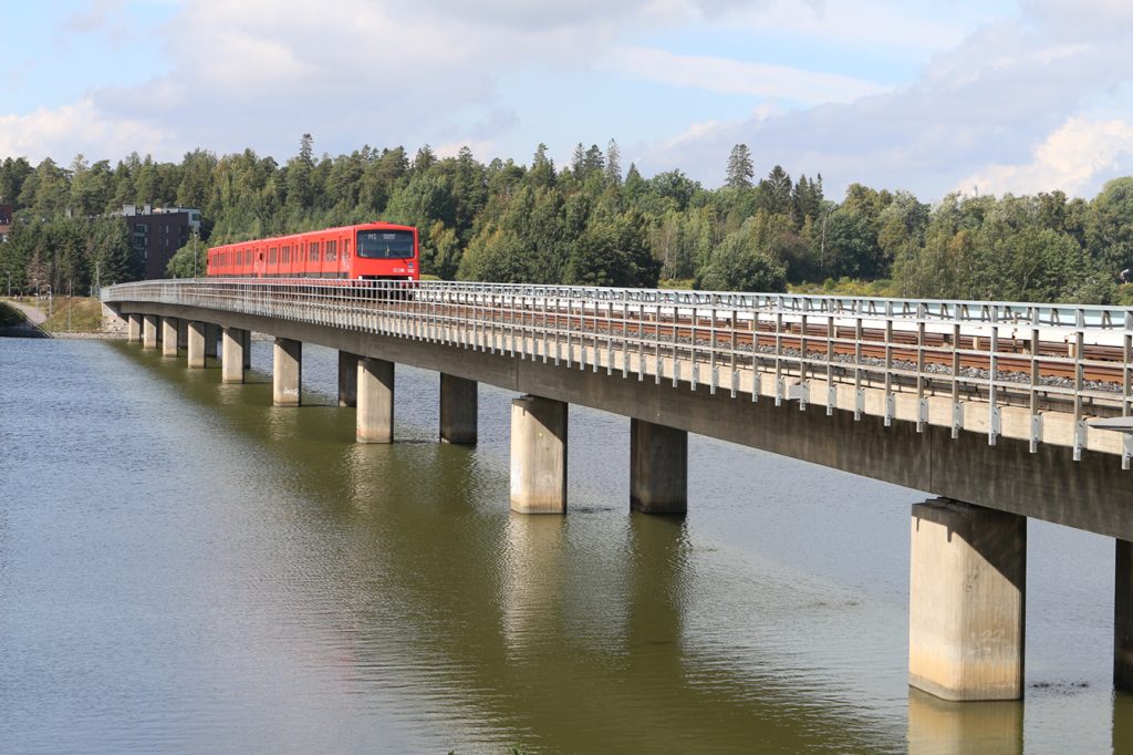 Vartiokylänlahden ylittävä metrosilta.