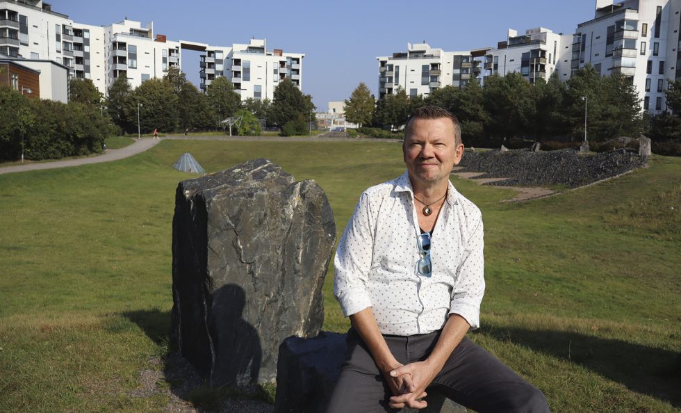 Timo Rissanen viihtyy kotinsa viereisessä Mustankivenpuistossa.