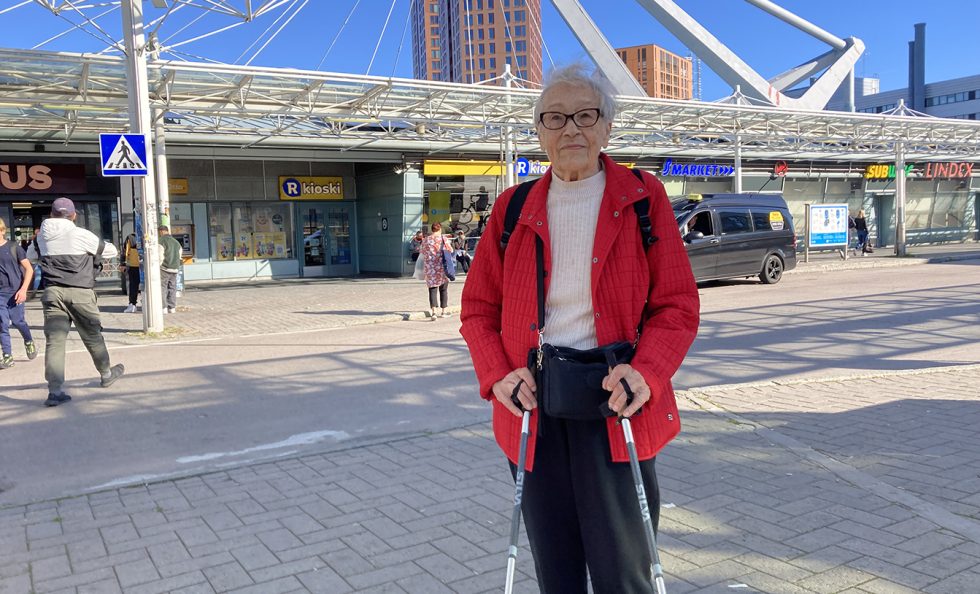 Yli 30 vuotta Vuosaaressa asunut Armi Gorlewski, 94, aikoo vastata visiokyselyyn. – Ehdottomasti parasta Vuosaaressa on ihana luonto ja meren läheisyys, hän sanoo.