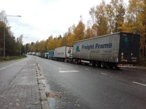 Arkistokuvassa ruuhkaa Niinisaarentiellä 9.10.2017.