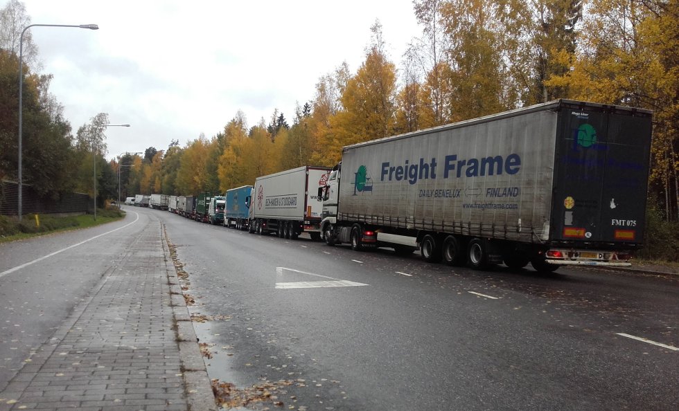 Arkistokuvassa ruuhkaa Niinisaarentiellä 9.10.2017.