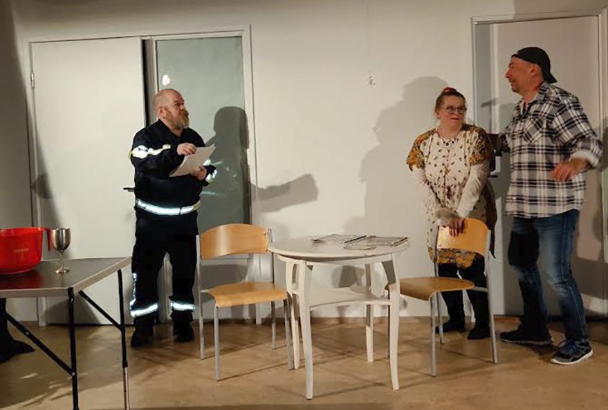 Näyttelijät Ari Murto, Niina Rovio ja Pasi Gerlander Kohtalokas erehdys -näytelmäkoosteen Tarkkailija-kohtauksessa.